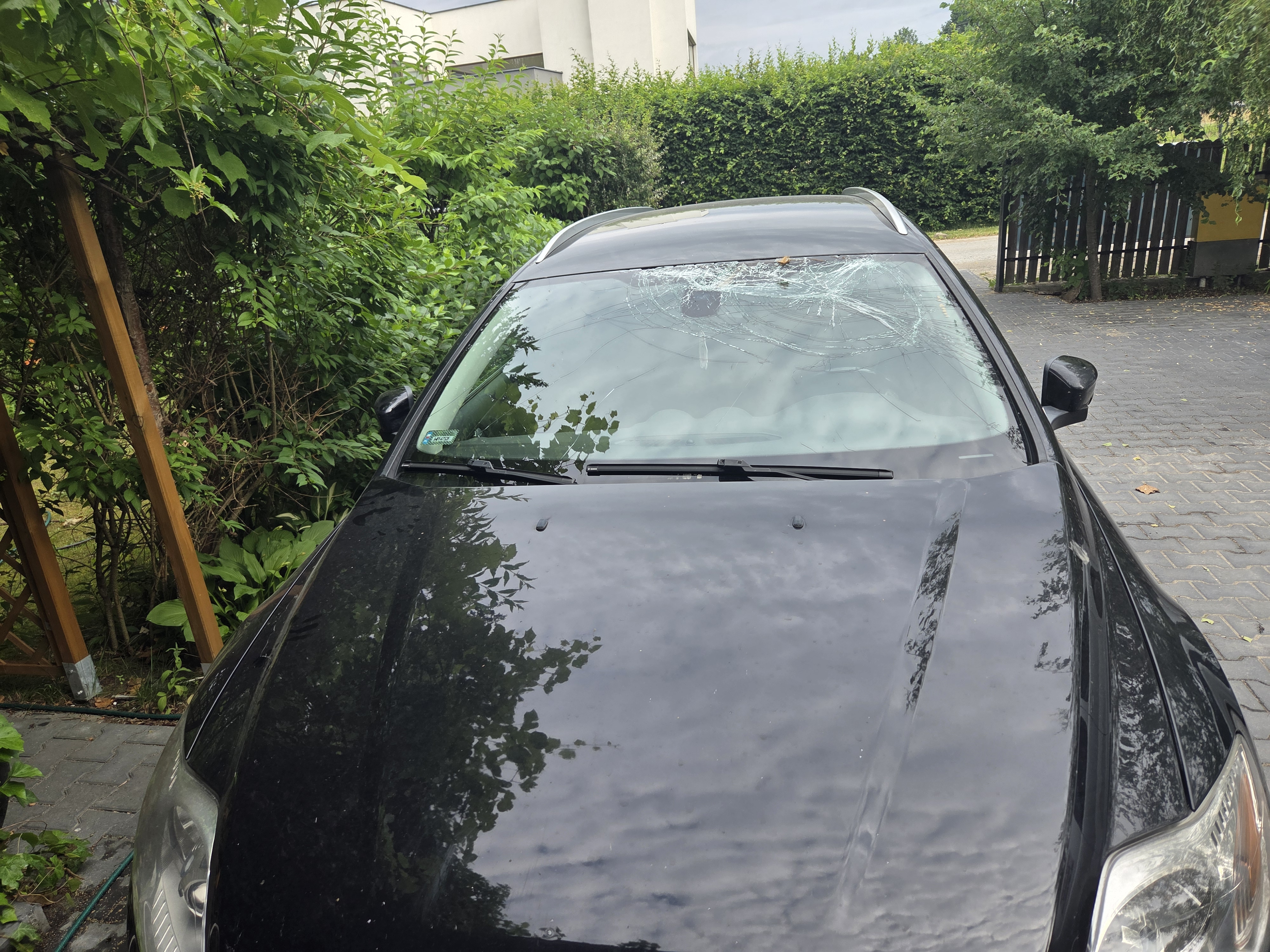 Citroen przed wymianą pękniętej szyby przedniej