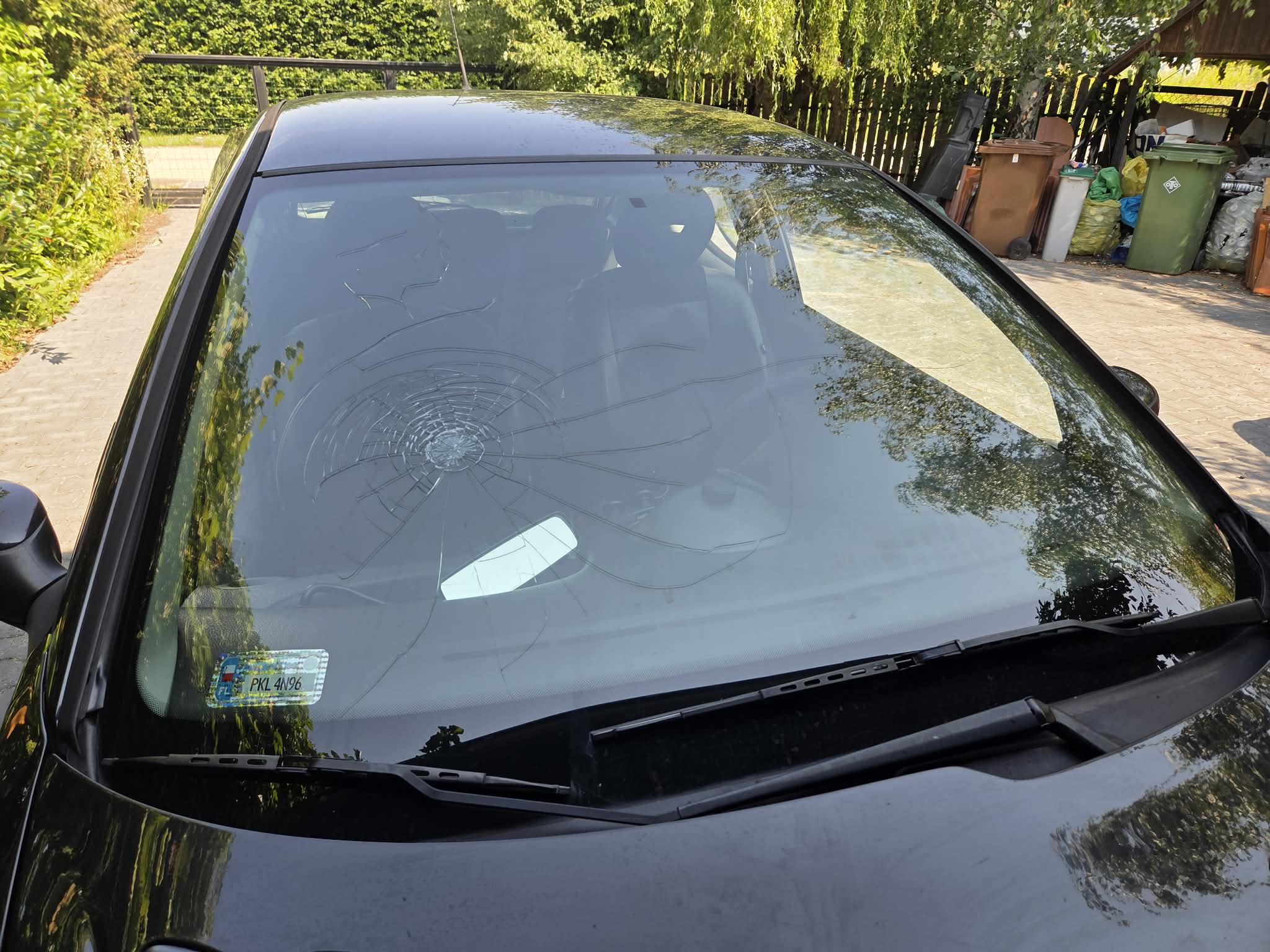Samochód przed wymianą pękniętej szyby przedniej
