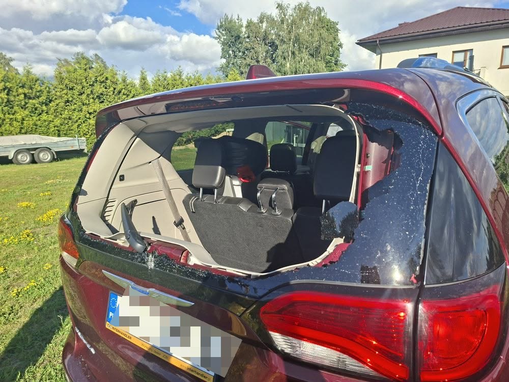 Samochód przed wymianą uszkodzonej szyby tylnej